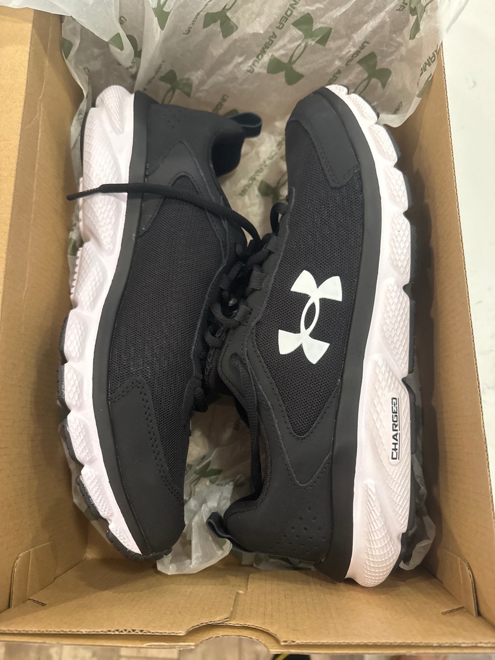 Men's Under Armour Men’s Black Athletic Mesh Charged Running Sneakers, size 13